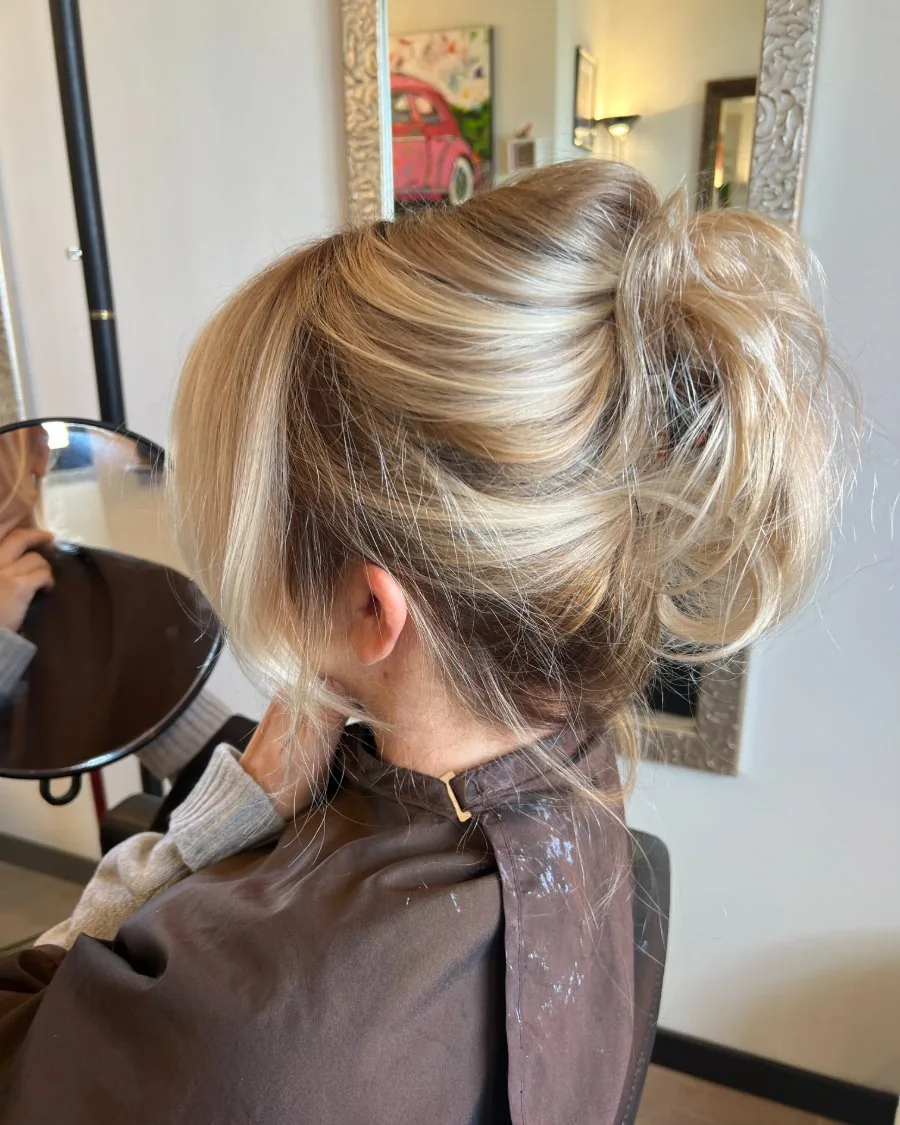 Een zachte, met de hand afgewerkte opsteek bij Stone Hair Studio
