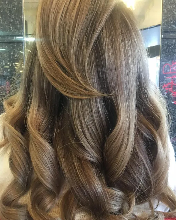 Warme bruine golven met karamelkleurige balayage, met de hand aangebracht door Graham