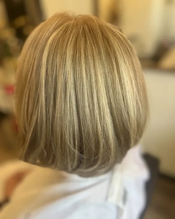 Strakke goudblonde bob, precisieknipwerk met naadloze highlights