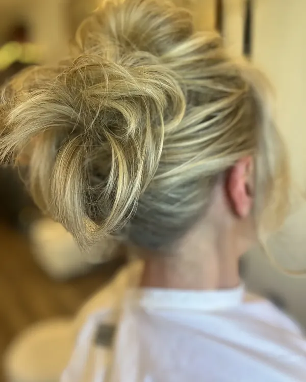 Los blond opsteekkapsel met een ontspannen twist, een elegant feestkapsel van Stone Hair Studio