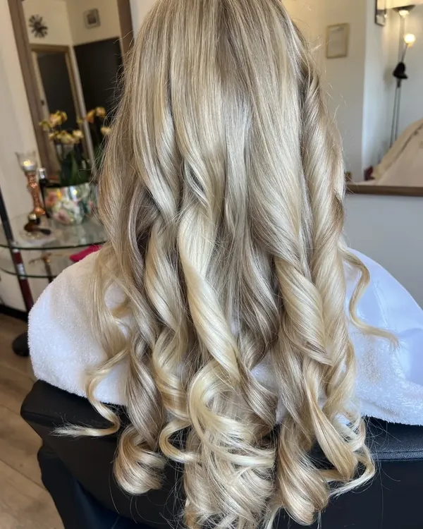 Lange blonde balayage, geföhnd tot volle, verende krullen