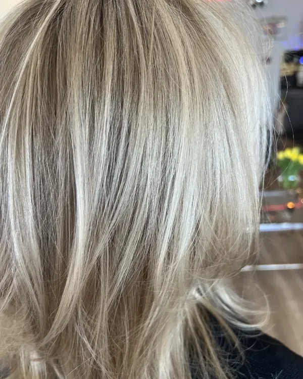 Close-up van asblonde highlights met zachte, gelaagde beweging